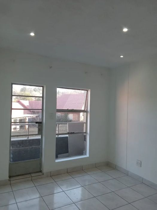 Buccleuch Apartment To Rent: 2 beds, balcony, parking, near amenities and highways.