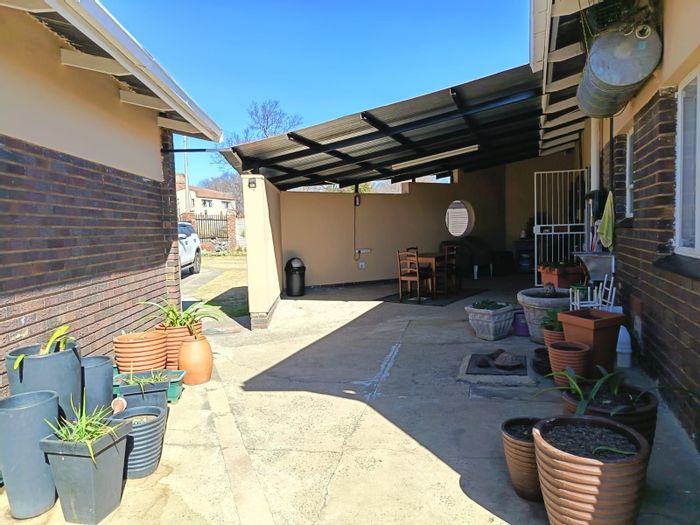 Ermelo Central House For Sale: 3 Bedrooms, spacious yard, secure parking, and water tank.