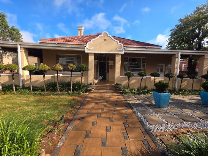 Belgravia House For Sale: 4 bedrooms, pool, flatlet, garages, and security features.
