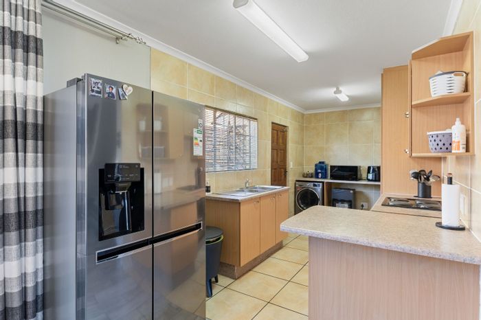 For Sale: Willowbrook Townhouse with 4 bedrooms, pool, and 24-hour security.