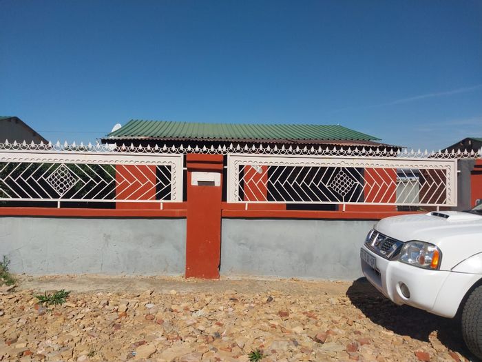 For Sale: Mamelodi House with 4 rooms, 3 outside rooms, investment potential.