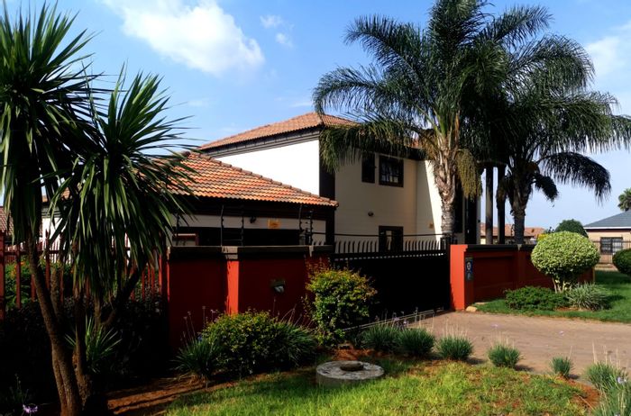 Chantelle House For Sale: 4 Bedrooms, security, double garage, and spacious layout.
