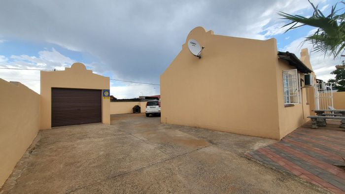 For Sale: Family home in Roodepan with 3 bedrooms, garage, and spacious carport.