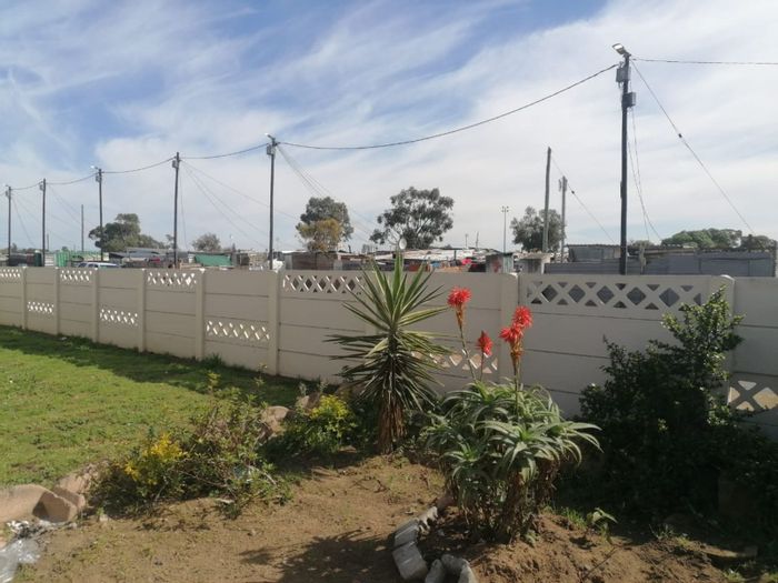 Rusthof House For Sale: Spacious home with flatlet, garage, and ample parking.