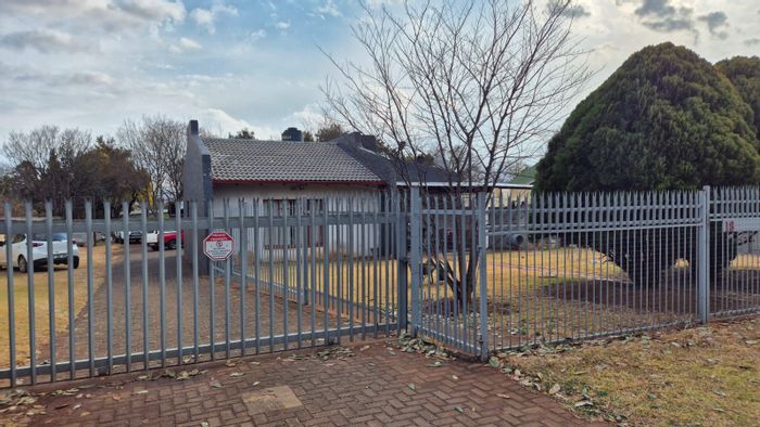 House For Sale in Lydenburg Central: 3 Bedrooms, braai area, double garage, spacious yard.