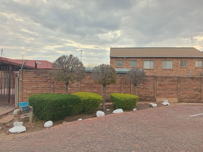 2-Bedroom Townhouse For Sale in Annlin with secure access and garden space.