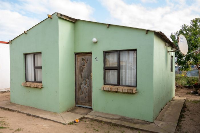 2-bedroom house in Wells Estate with yard, dining room, and low-maintenance features. For Sale.