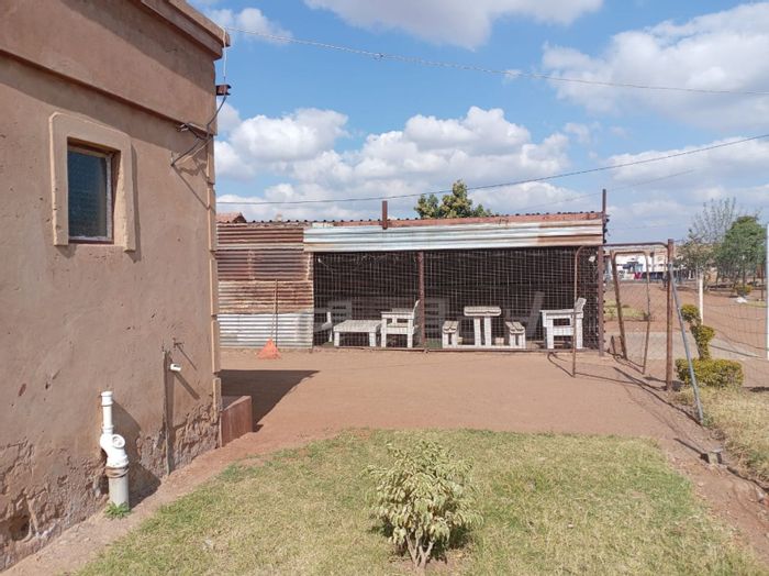 House with restaurant for sale in Winterveldt, close to amenities and schools.