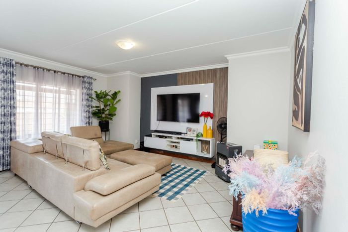 3-Bedroom Townhouse For Sale in Willow Park Manor with private patio and double garage.