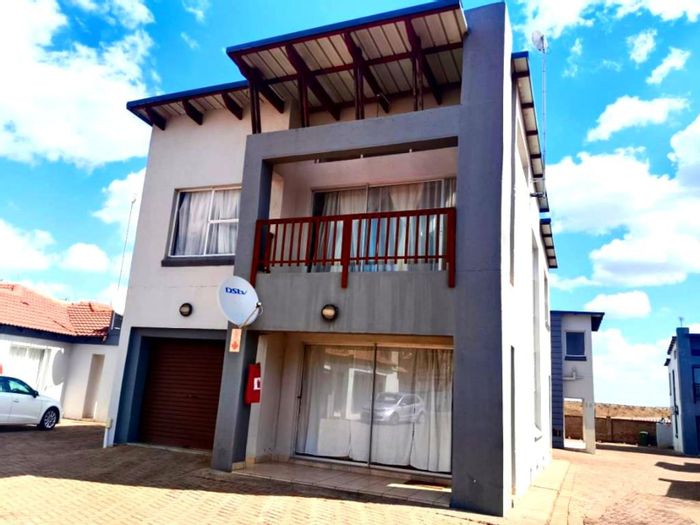 For Sale: Bendor Townhouse with 3 bedrooms, secure estate, close to amenities.