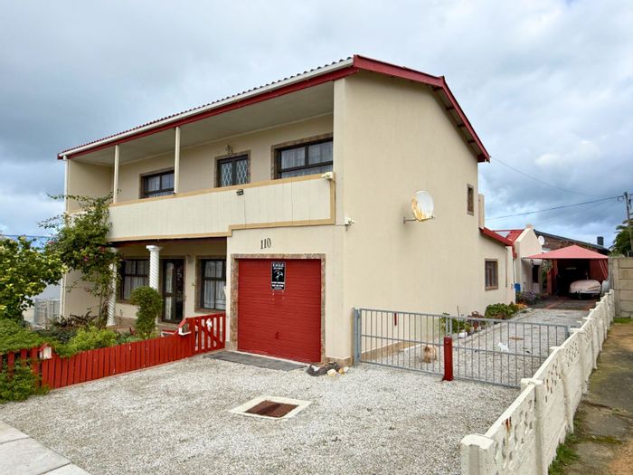 De Kelders House For Sale: 4 Bedrooms, Flatlet, Braai Room, Solar Power.