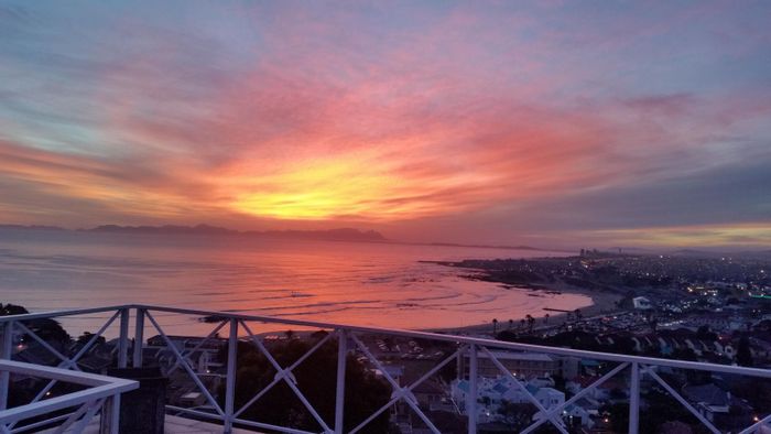 Mountainside House For Sale: 5 beds, pool, flatlet, ocean views, entertainer's patio.