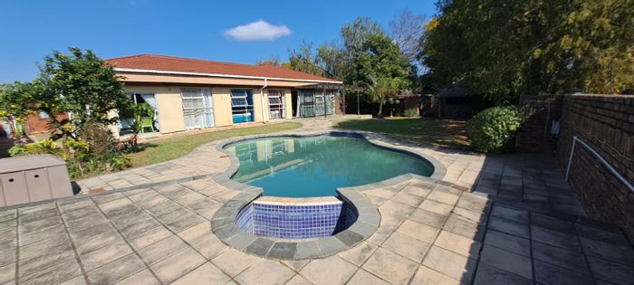 Rietfontein House For Sale: 3 Bedrooms, Pool, Borehole, Close to Schools and Amenities.