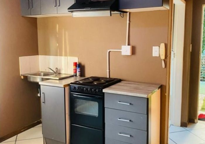 North Riding Townhouse To Rent: Bachelor cottage with parking, prepaid electricity, single occupancy.