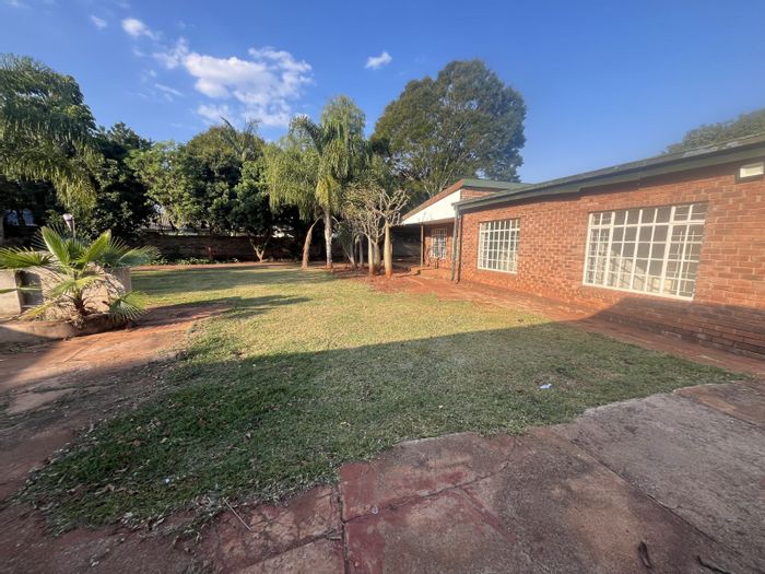 For Sale: House in Mookgopong Central with 3 beds, garages, borehole, and spacious grounds.