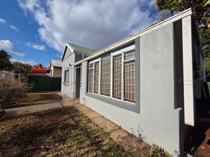 Beaconsfield House For Sale: 3 bedrooms, open-plan living, outdoor laundry, secure parking.