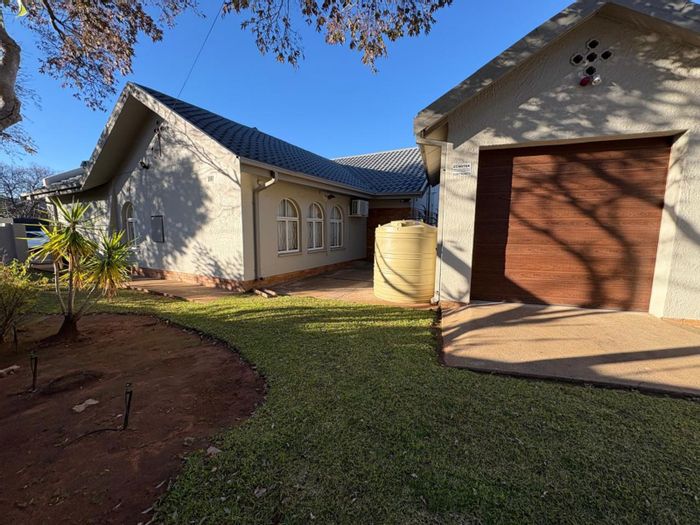Hillcrest House For Sale: 4 beds, pool, braai area, security features, self-sufficient.