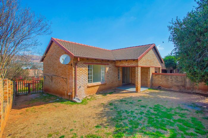 Wilgeheuwel Townhouse For Sale: 2 beds, pool access, private garden, pet-friendly.