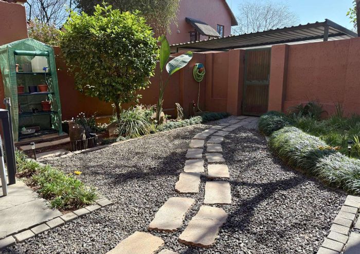 Sunninghill Townhouse To Rent: 1 Bedroom, private garden, parking, close to amenities.