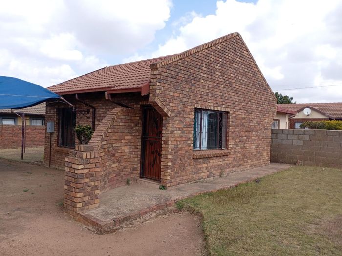 For Sale: 2-Bedroom House in Soshanguve Ext with Spacious Yard and Parking.