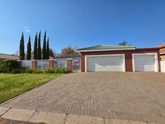 Hillcrest House For Sale: 3 beds, entertainment area, double garage, secure yard.