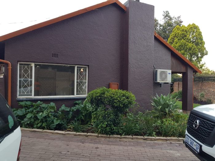 2 Bed House To Rent in Bordeaux with secure parking and shared garden space.