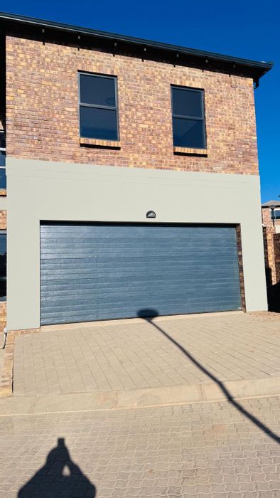 Die Heuwel House For Sale: 4 beds, 4 baths, secure complex, double garage.