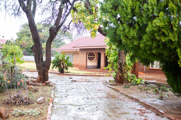 Chroompark House For Sale: 3 bedrooms, lapa, hobby room, spacious yard.