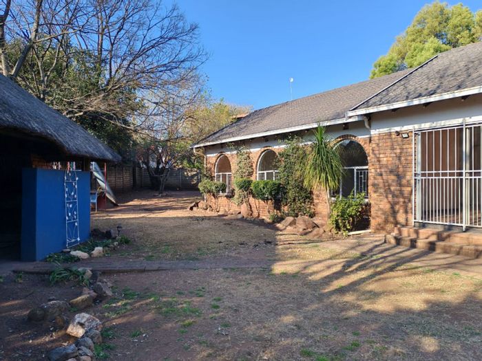 Celtisdal House To Rent: 3 Bedrooms, 2 Bathrooms, Large Yard with Lapa.