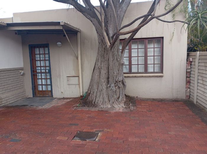 Versatile Arcadia House For Sale: 8 Bedrooms, 4 Bathrooms, Parking, Security Features.