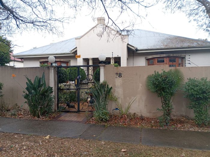 Versatile Arcadia House For Sale: 8 Bedrooms, Offices, Guest House Potential, Secure Parking.