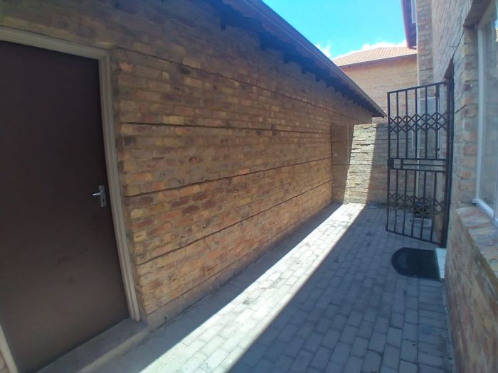 For Sale: 3-Bedroom Townhouse in Annlin with garden, double garage, and 24-hour security.