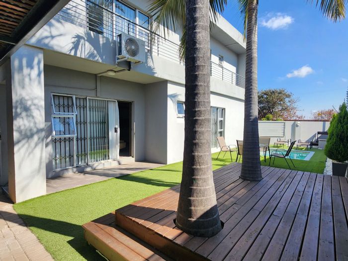 Bendor Townhouse For Sale: 3 bedrooms, en suites, balcony, splash pool, secure parking.