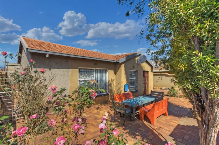 Versatile house in Protea South with rental units and ample parking, For Sale.