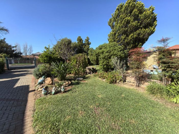 For Sale: House in Hadison Park with flat, pool, and ample parking.