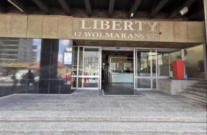 Furnished 2-bedroom apartment in Braamfontein with gym, balcony, and security. To Rent.