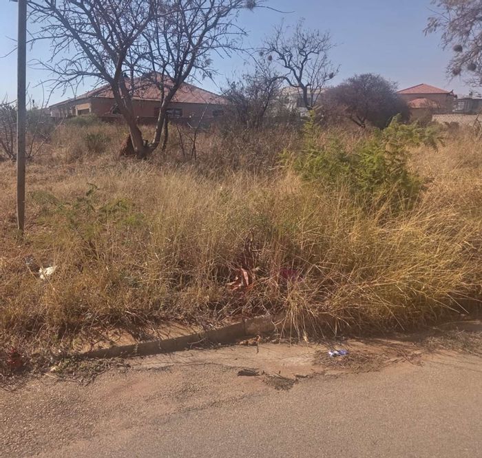 Vacant Land Residential For Sale in Serala View - 941m2 corner stand, secure area.