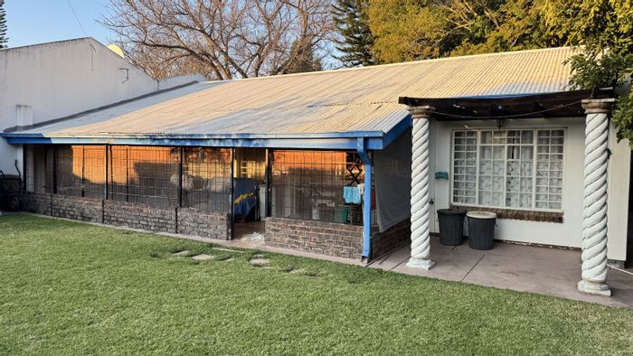 For Sale: Townhouse in Lephalale Central, 3 bedrooms, garden, garage, quiet street.