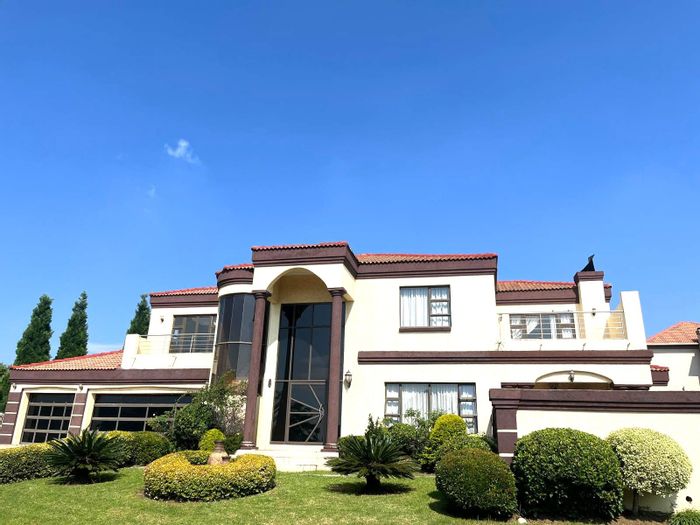 Spacious 6-bedroom house with pool, office, and entertainment areas in Blue Valley Golf Estate. To Rent.
