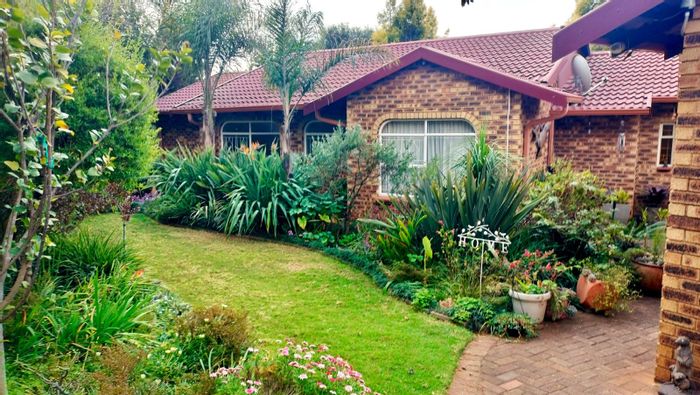 Wilro Park House For Sale: 4 beds, solar energy, automated garden, security features.
