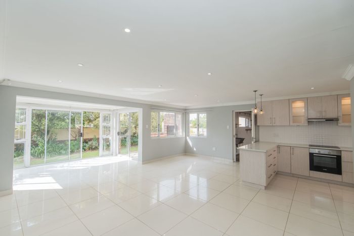 For Sale: Townhouse in Lorraine with 3 beds, garden, double garage, and amenities.