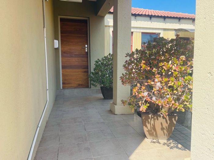 Bendor House For Sale: 4 Bedrooms, Air Conditioning, Garden, Security Features.