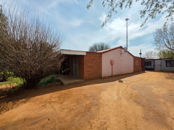 Roodepan House For Sale: 2 bedrooms, bachelor flat, fenced yard, security features.