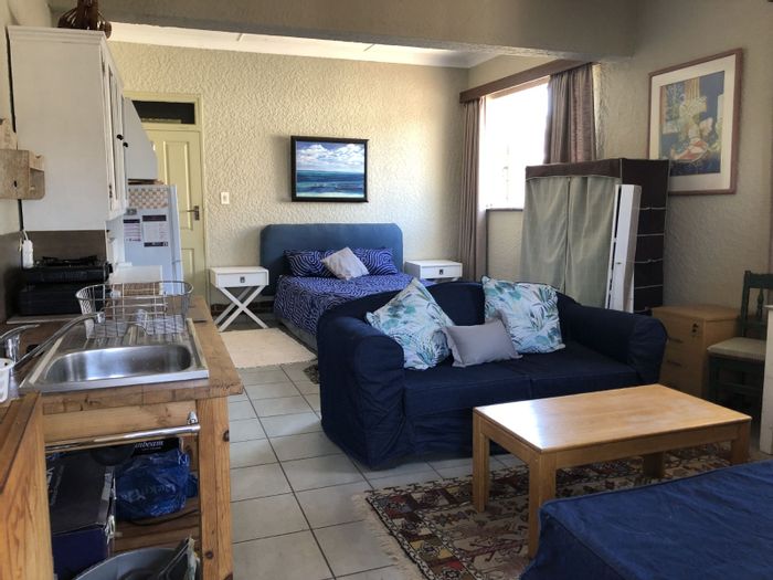 Linden Apartment To Rent: Fully furnished studio with kitchenette, off-street parking.