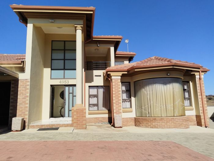 For Sale: House in Bendor with 4 beds, 3 baths, and secure estate access.