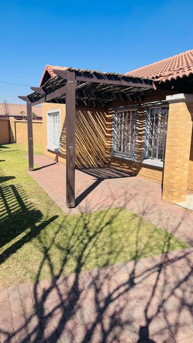 For Sale: Townhouse in Tasbet Park with 3 bedrooms, private garden, secure complex.