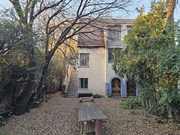 Brooklyn House For Sale: 5 bedrooms, student-friendly, separate flat, balcony area.