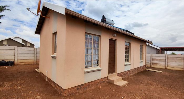 Sky City House For Sale: 3 bedrooms, 2 bathrooms, convenient location near amenities.