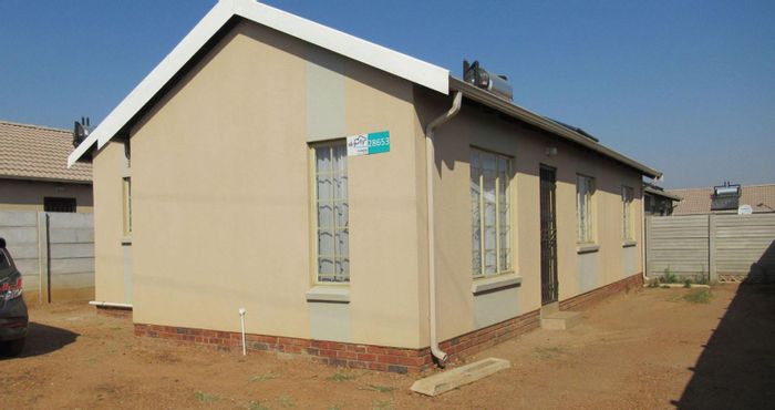 3 Bedroom House for Sale in Palm Ridge with 2 Living Rooms and Convenient Location.