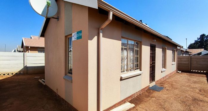 3 Bedroom House For Sale in Palm Ridge with ensuite, near schools and shops.